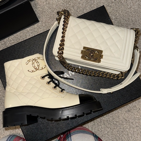CHANEL SHINY CALFSKIN IVORY & BLACK LACE UP BOOTS - Picture 16 of 17